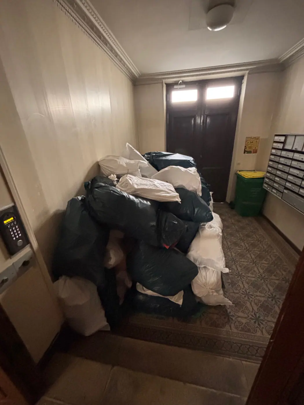 Sacs préparés lors d'un débarras d'appartement