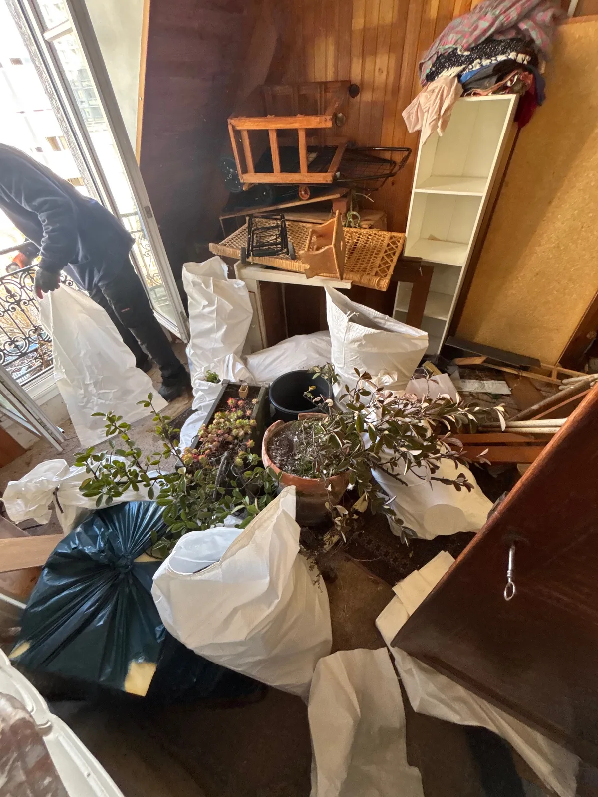 Équipier préparant l’évacuation d’objets dans un logement encombré