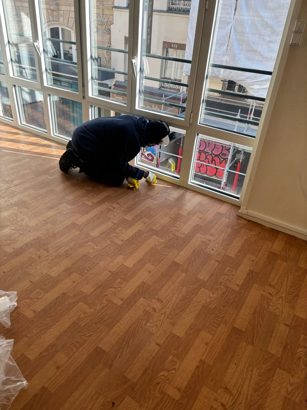 Équipier Octave Débarras nettoyant le sol d’un logement libéré