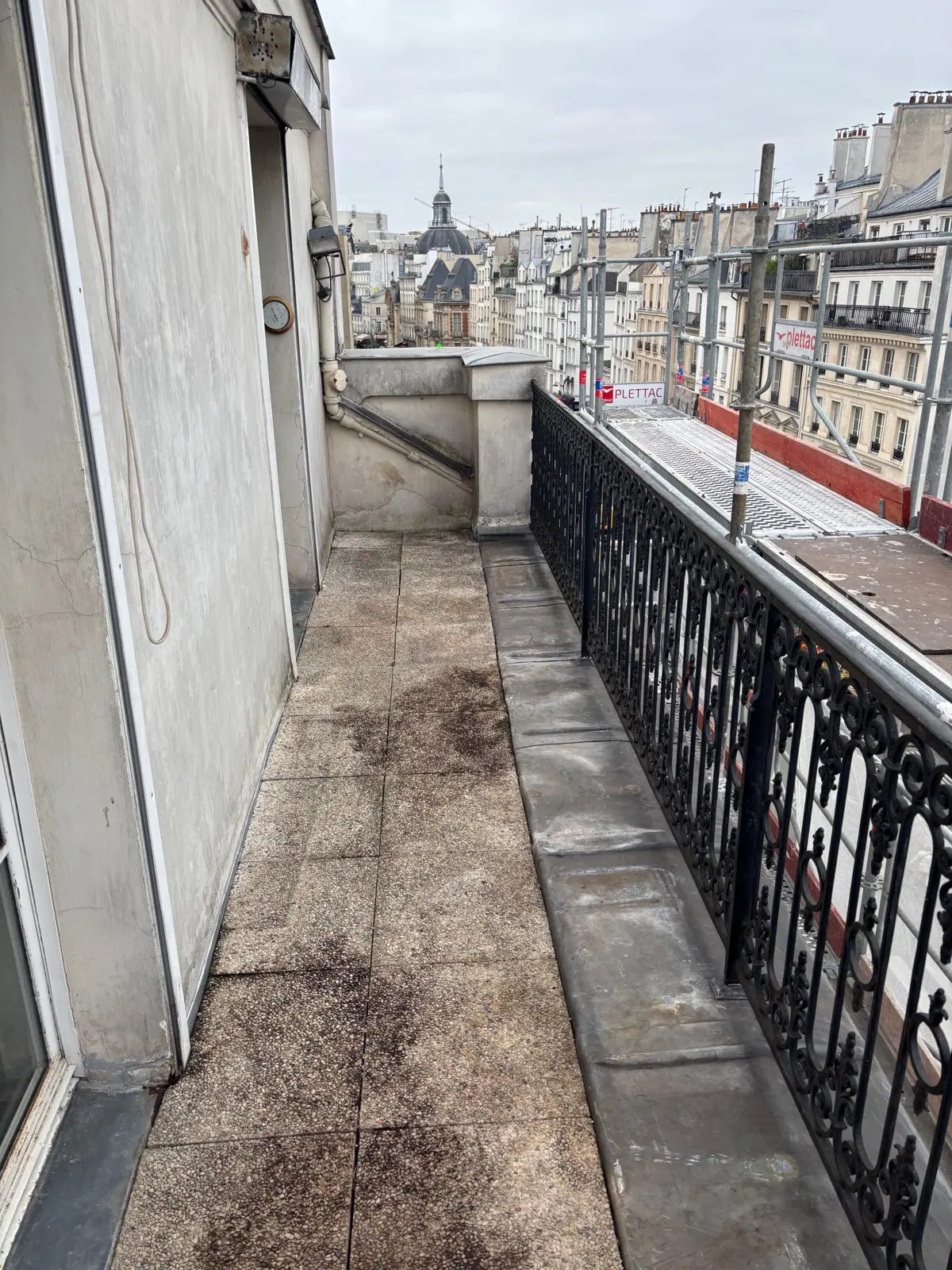 Terrasse libérée après l'intervention de débarras