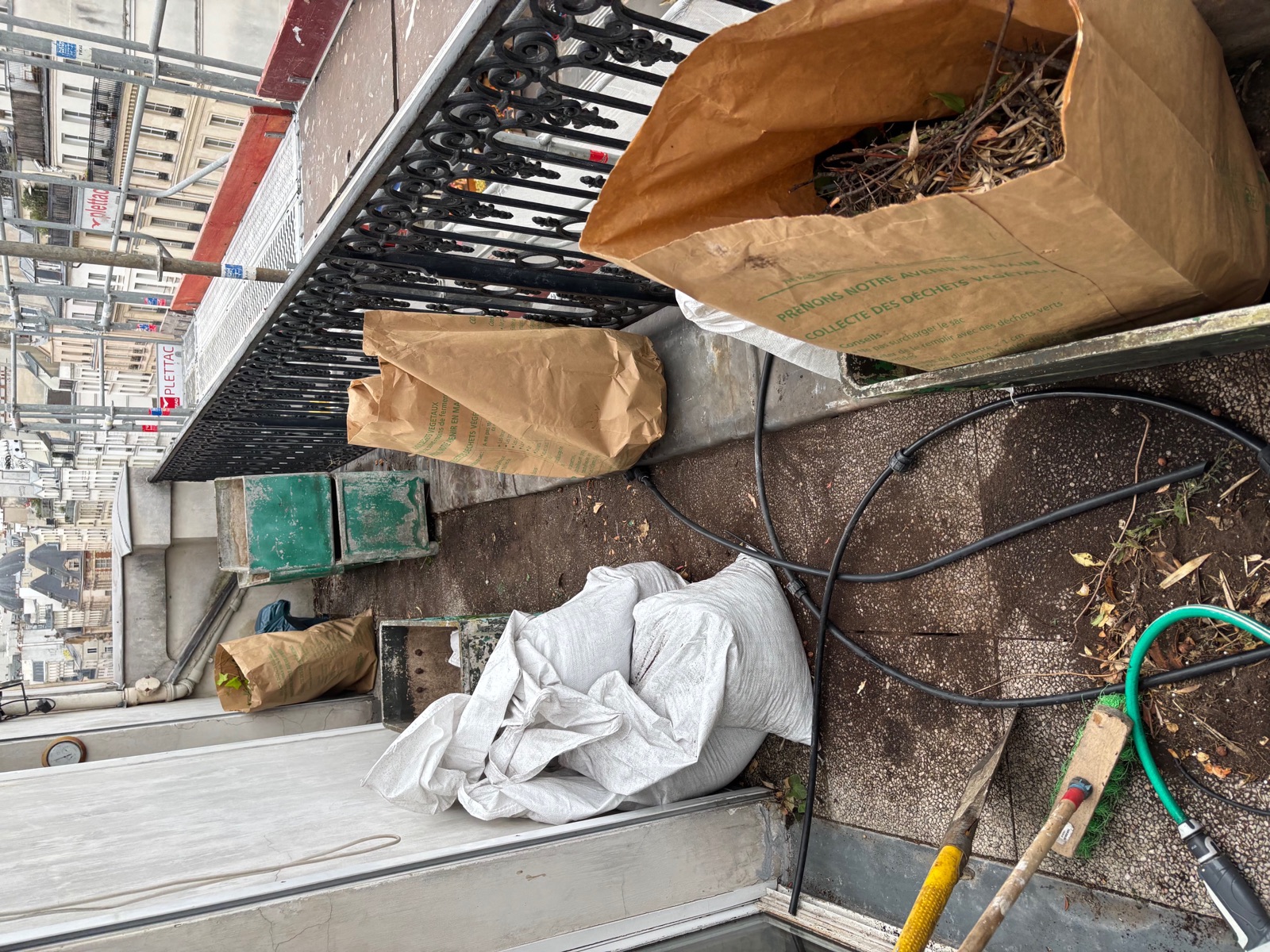 Terrasse encombrée avant l'intervention de débarras
